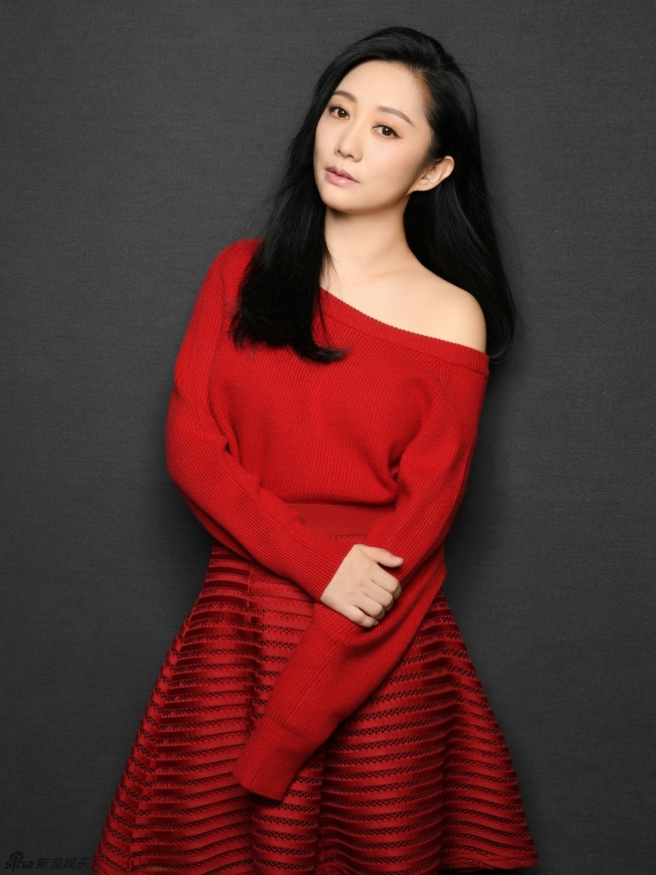 组图:原子霏圣诞大片来袭 一袭红衣秀白嫩香肩_高清图集_新浪网