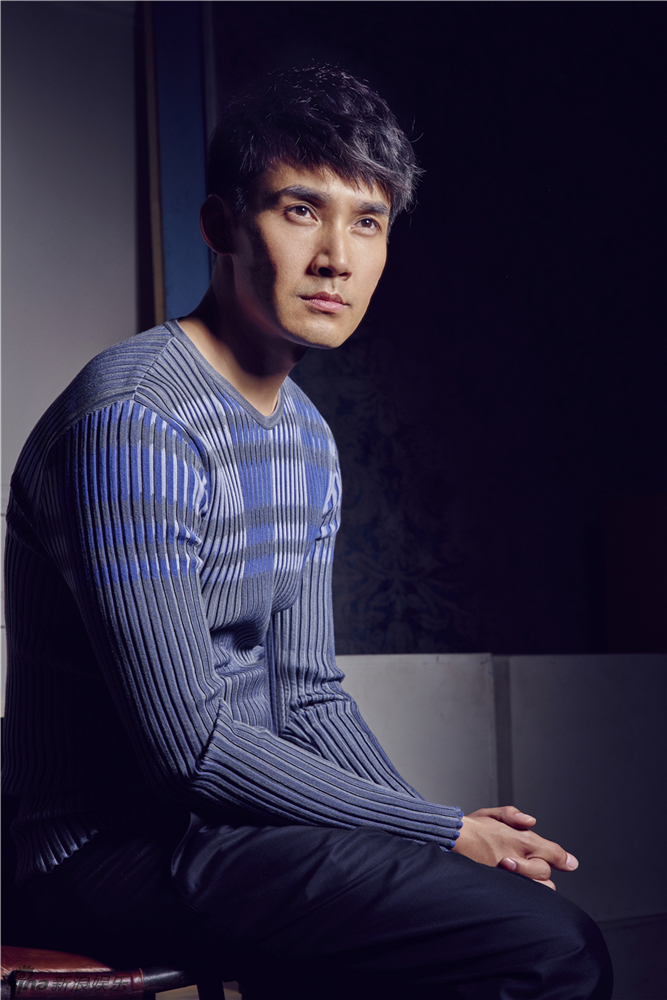 组图:张铎儒雅深沉演绎熟男诱惑 大秀健硕身材_高清图集_新浪网