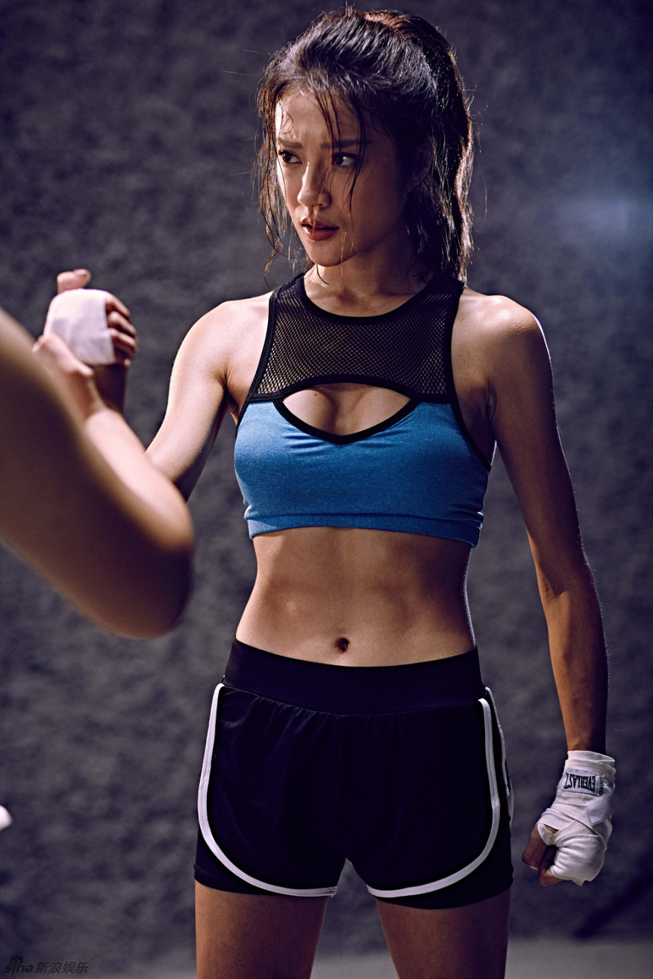 彭渤冷峻魅惑变拳击手秀纤细蛮腰_高清图集_新浪网