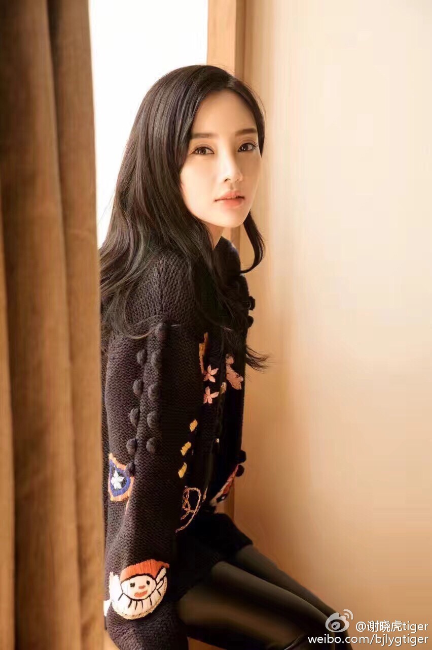 组图:李小璐穿皮裤秀长腿 温柔知性闲躺看书_高清图集_新浪网