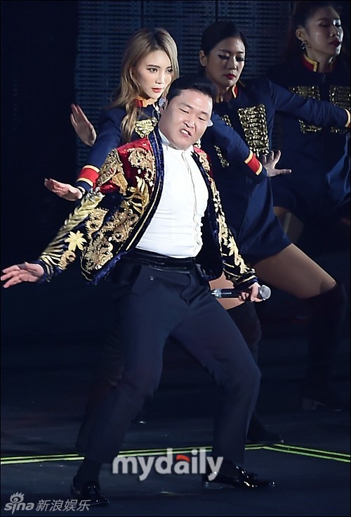 闪瞎眼!鸟叔演唱会女装热舞 穿红丝袜扮兔女郎_高清图集_新浪网