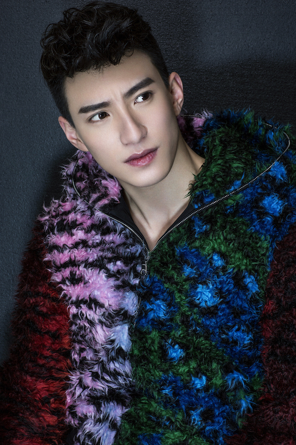 组图:王鹏轩生日大片英气足 撞色演绎个性潮流_高清图集_新浪网