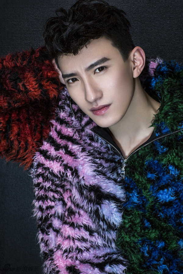 组图:王鹏轩生日大片英气足 撞色演绎个性潮流_高清图集_新浪网