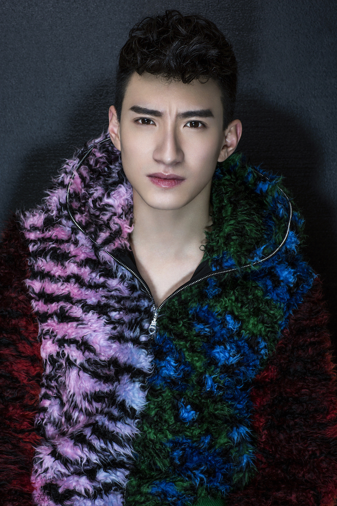 组图:王鹏轩生日大片英气足 撞色演绎个性潮流_高清图集_新浪网