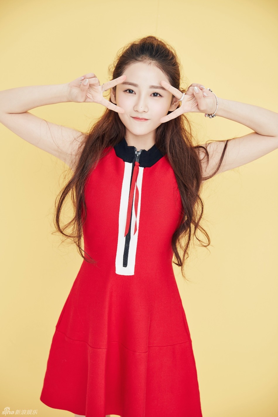 组图:丁一一曝圣诞写真 穿红裙化身圣诞精灵_高清图集_新浪网