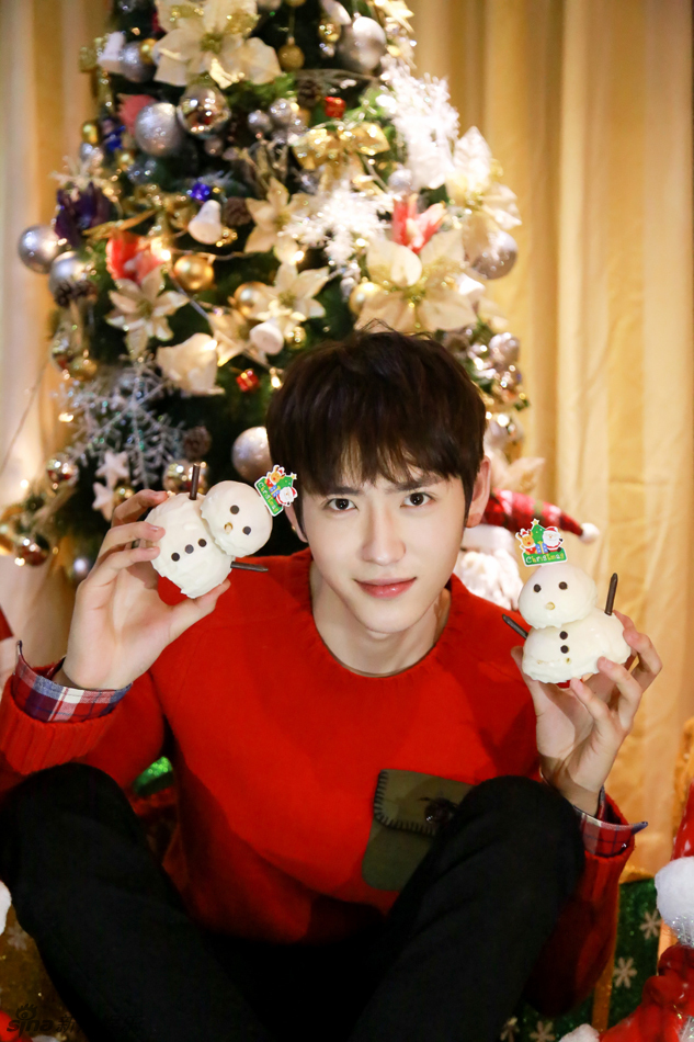 李东阳曝圣诞写真 wink甜炸苏化了少女心