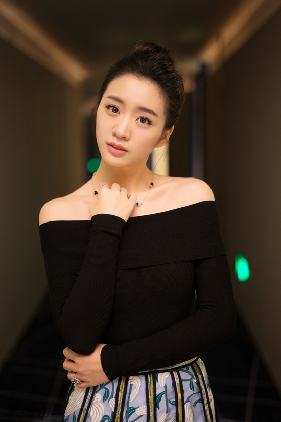 新浪娱乐讯 近日,《锦绣未央》里的"小吃货"彭豆豆曝光了一组大片,扎