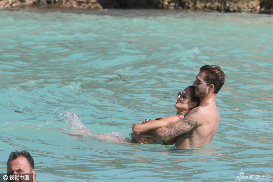 名模歌勒与男友缠绵秀恩爱