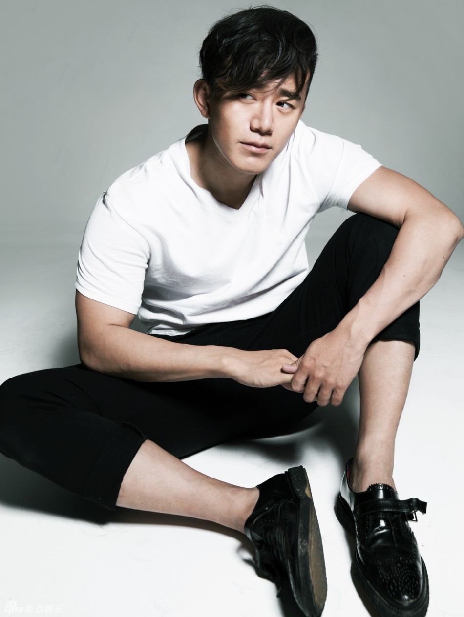 组图:康杰大秀健硕身材 眼神杀man帅吸睛_高清图集_新浪网