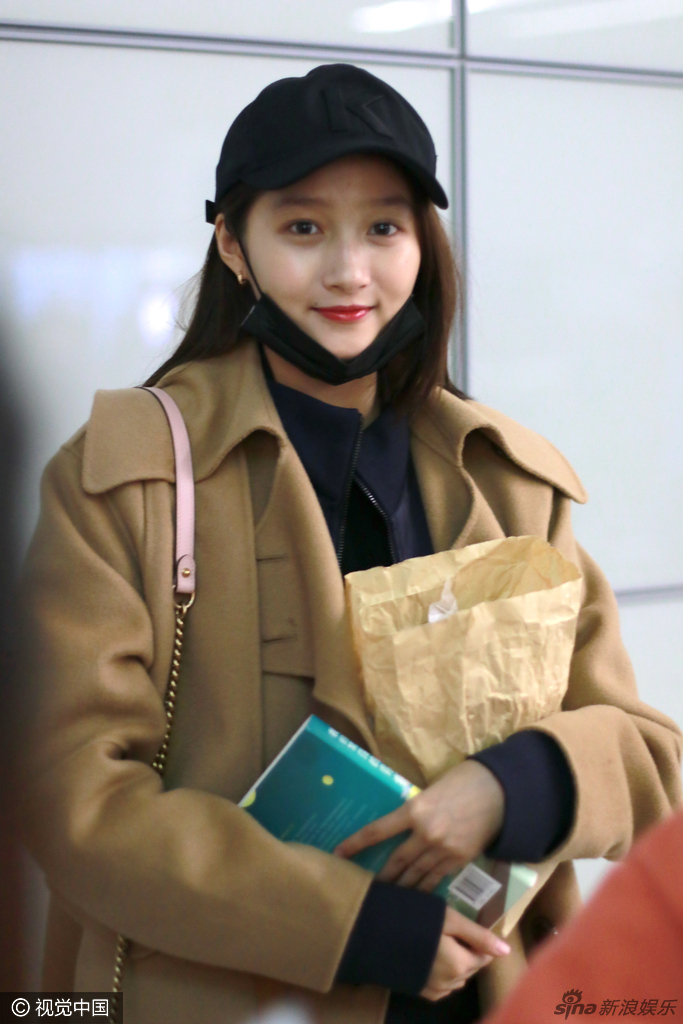 关晓彤笑容甜美