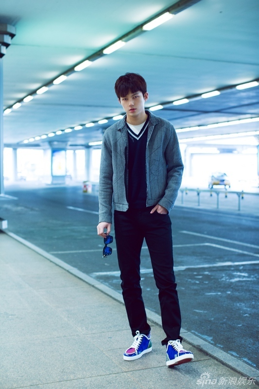 董力曝光一组机场街拍,身穿灰色短款上衣搭配黑色长裤,"一米八"大长腿