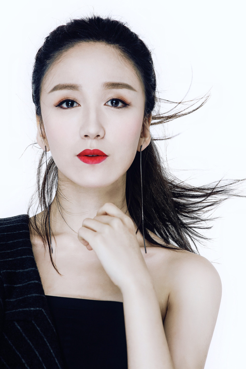 娄艺潇红唇惊艳