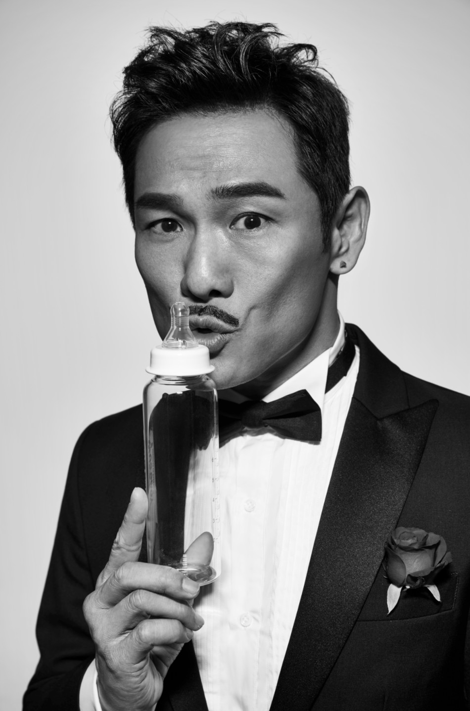 杜德伟展反差萌