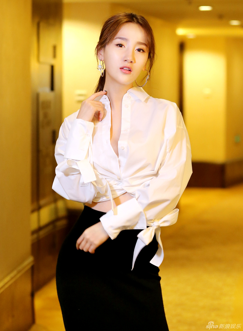 高洋白衬衣写真上线 复古风尽显优雅气质