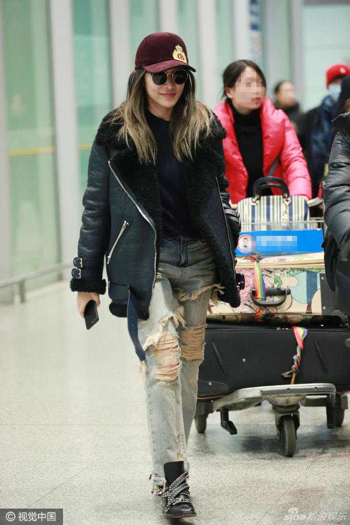 萧亚轩现身机场不惧严寒穿破洞裤子