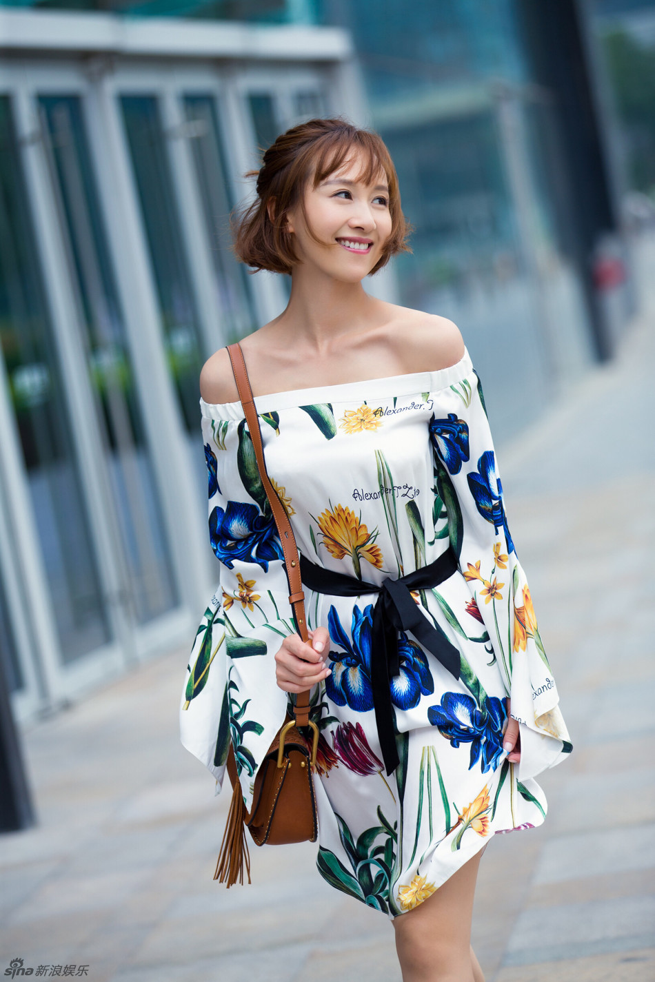 组图:练束梅清凉露香肩 大秀天鹅颈气质太迷人_高清图集_新浪网