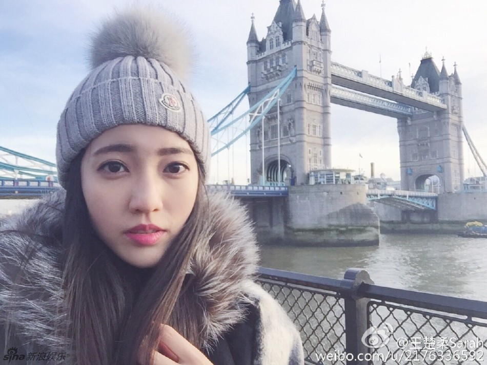 恋情再添新证余文乐与富二代女蜜游美国