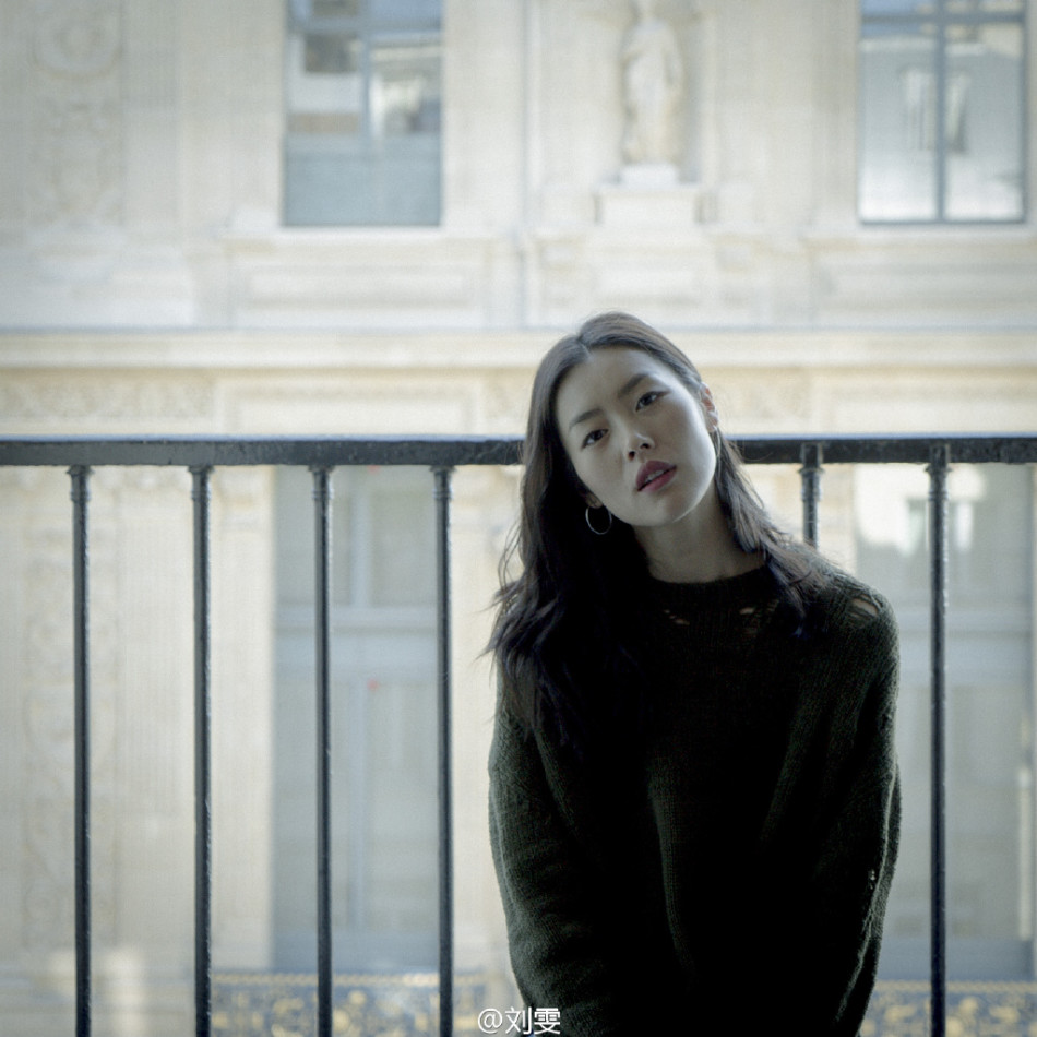 刘雯阳台放空清新灵动_高清图集_新浪网