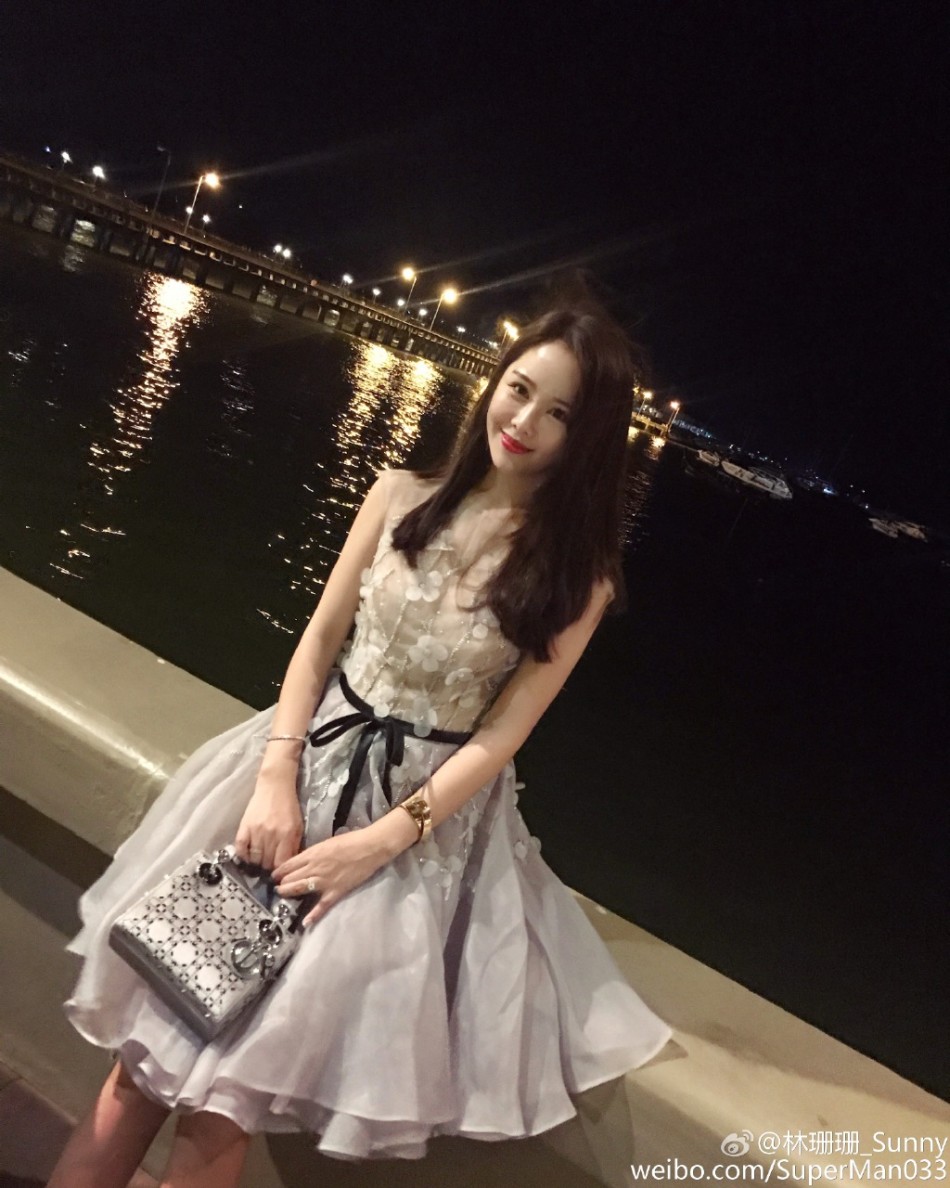 组图:网红林珊珊普吉秀恩爱 短裙娇媚如沐春风_高清图集_新浪网