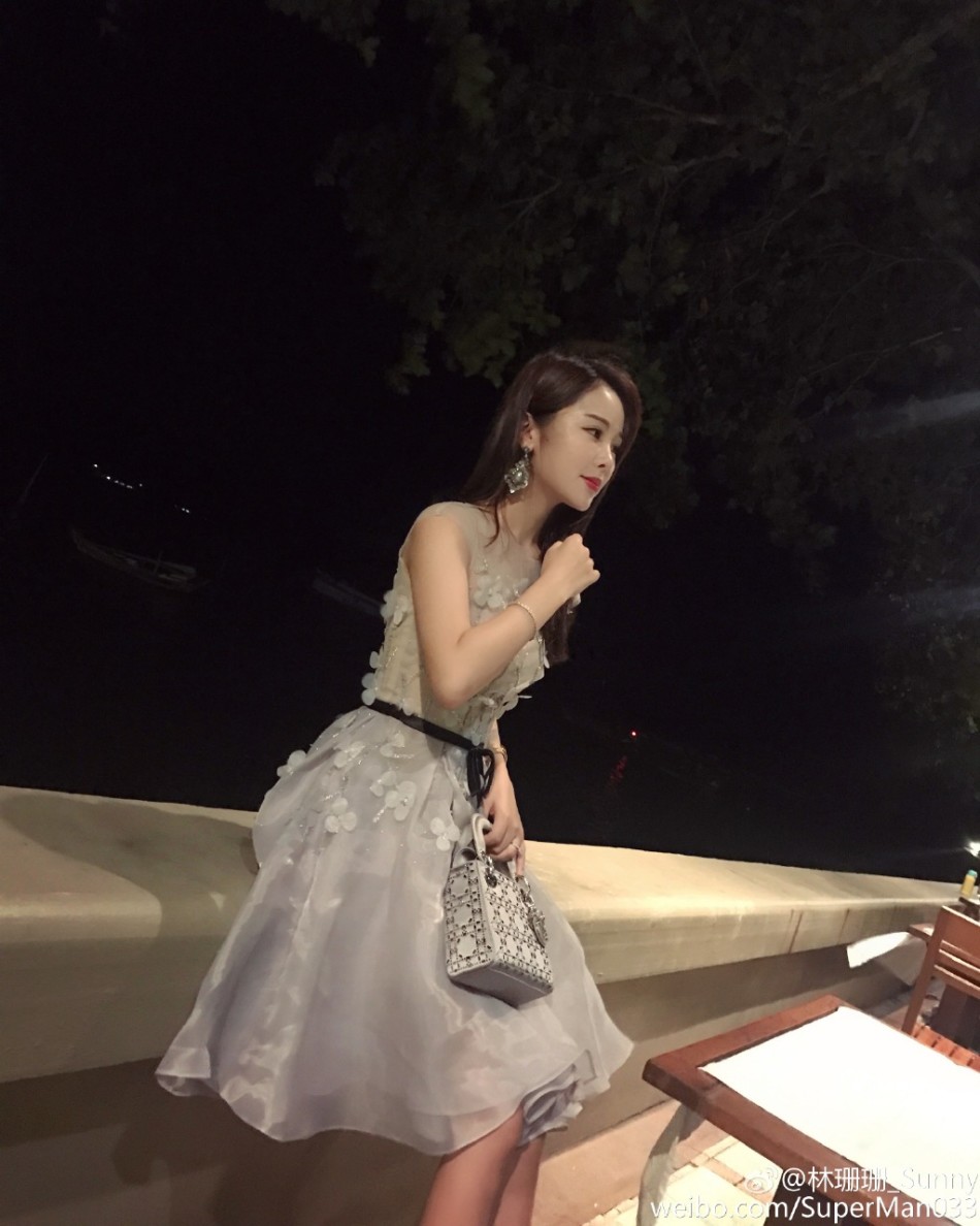 组图:网红林珊珊普吉秀恩爱 短裙娇媚如沐春风_高清图集_新浪网