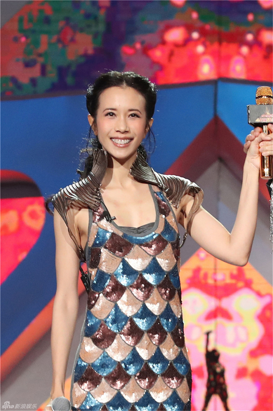 苏诗丁轻抚华晨宇侧脸