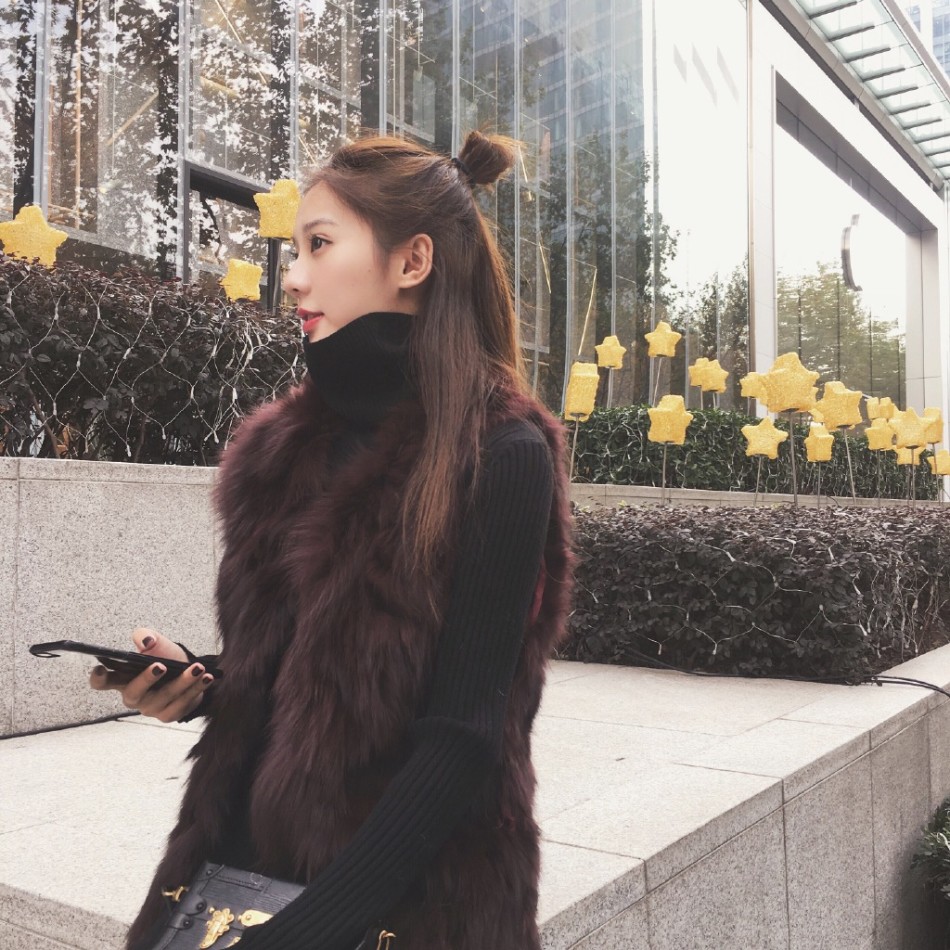 网红夏夏放飞自我大口吃肉喝酒