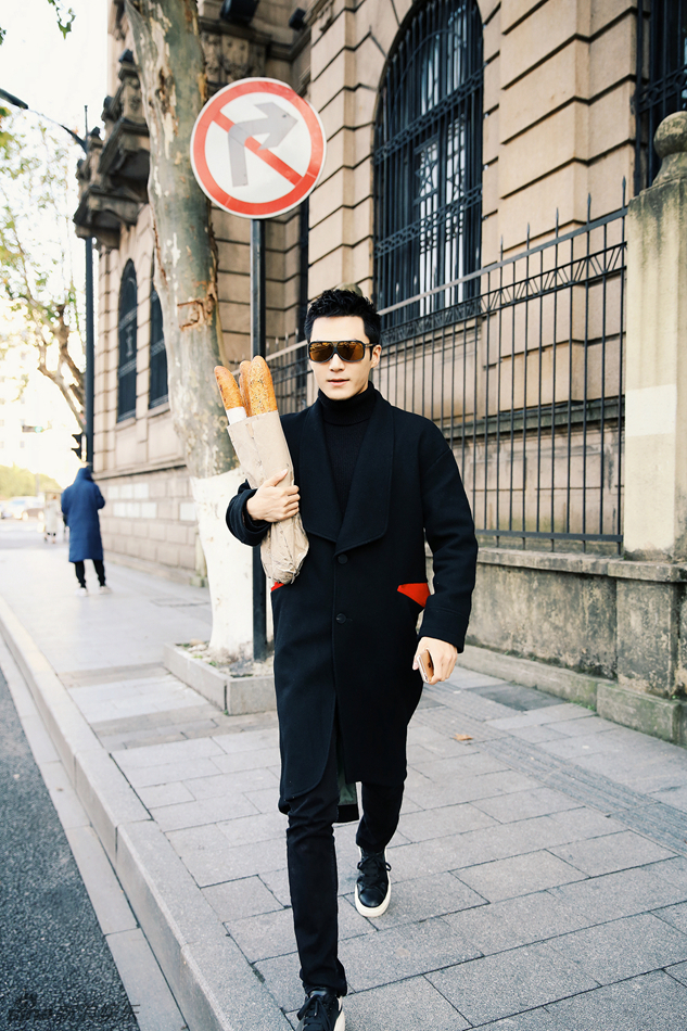 组图:茅子俊演绎冬日街头风 法棍出镜萌趣十足_高清图集_新浪网