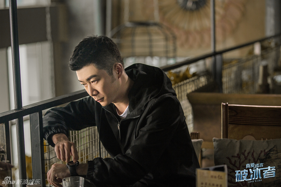 罗晋露笑颜展柔情一面