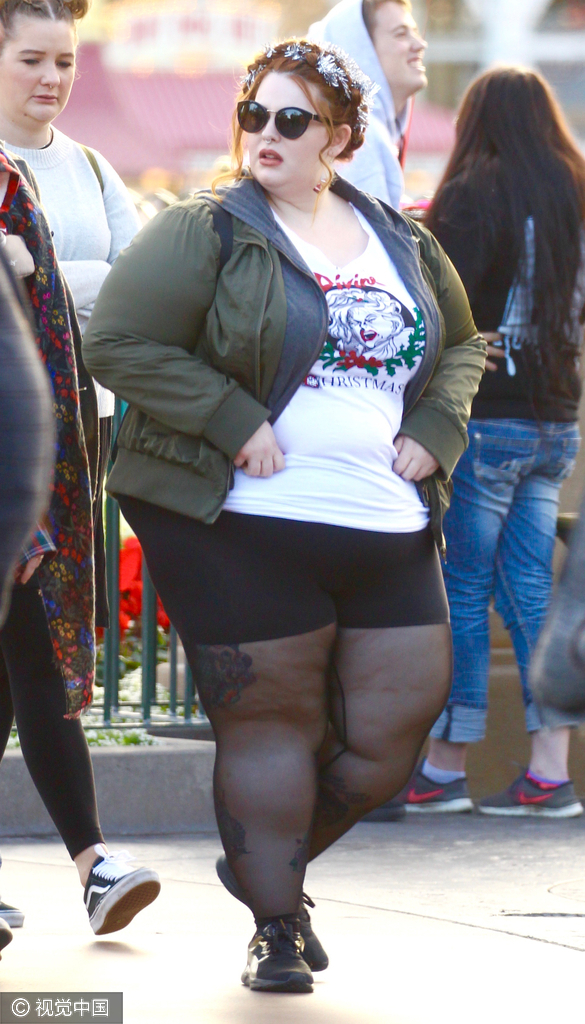 组图:大码超模泰斯游乐场嗨玩 穿黑丝象腿抢镜_高清图集_新浪网