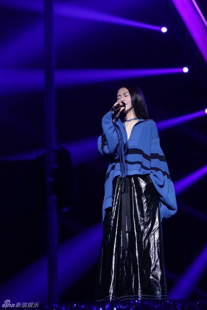 组图:谭维维亮相双台跨年 与迈克尔波顿默契足