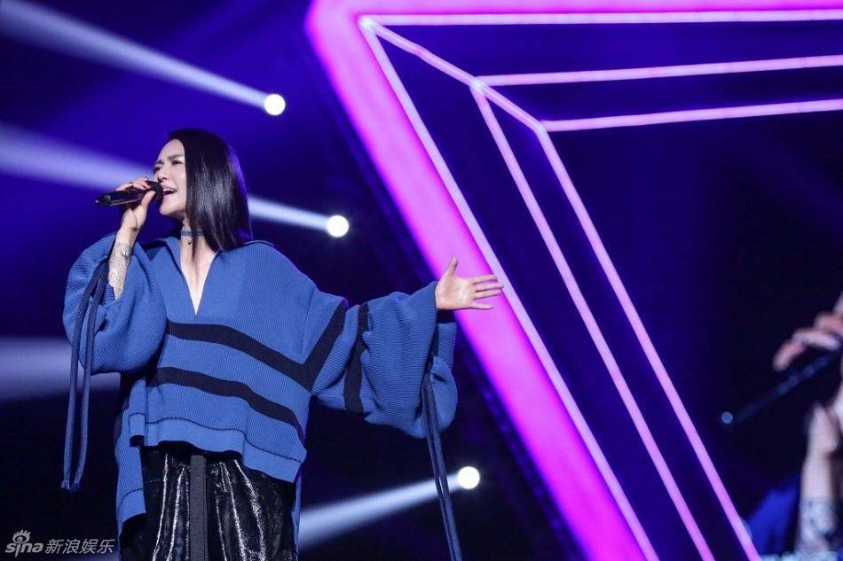 组图:谭维维亮相双台跨年 与迈克尔波顿默契足_高清图集_新浪网