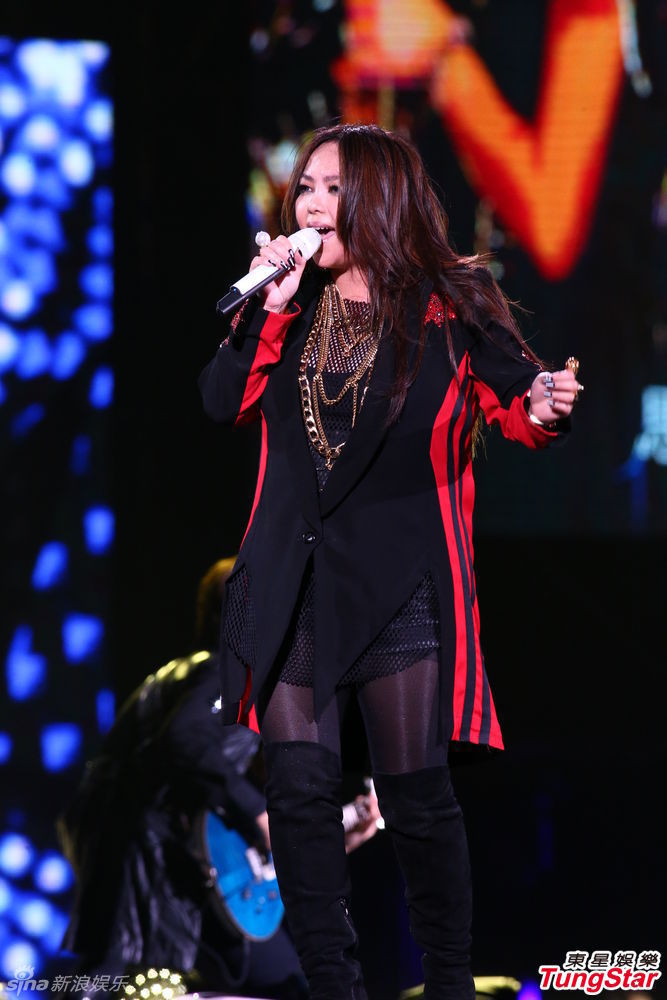 组图:张惠妹压轴献唱跨年演唱会 萧亚轩性感