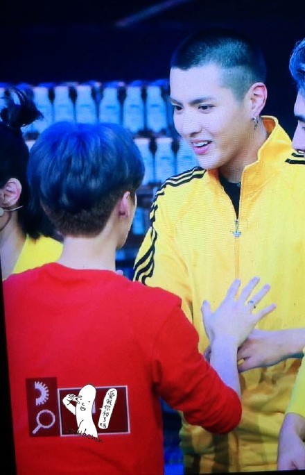 组图:活久见!鹿晗吴亦凡录节目同框十指相扣_高清图集_新浪网