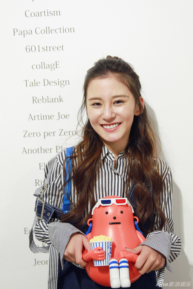 18岁少女李梦露曝写真 长卷发半扎丸子头