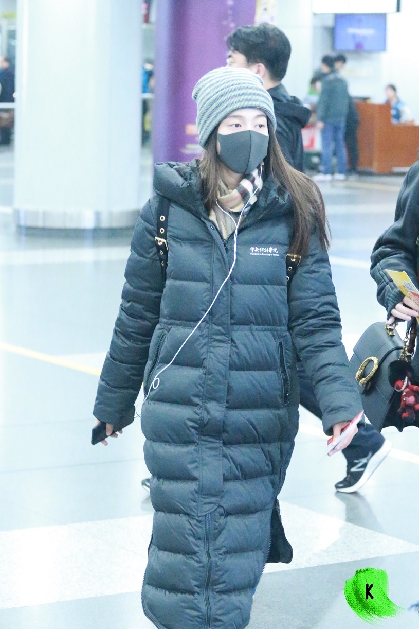 组图:画风清奇!张雪迎穿中戏羽绒服现身机场_高清图集_新浪网