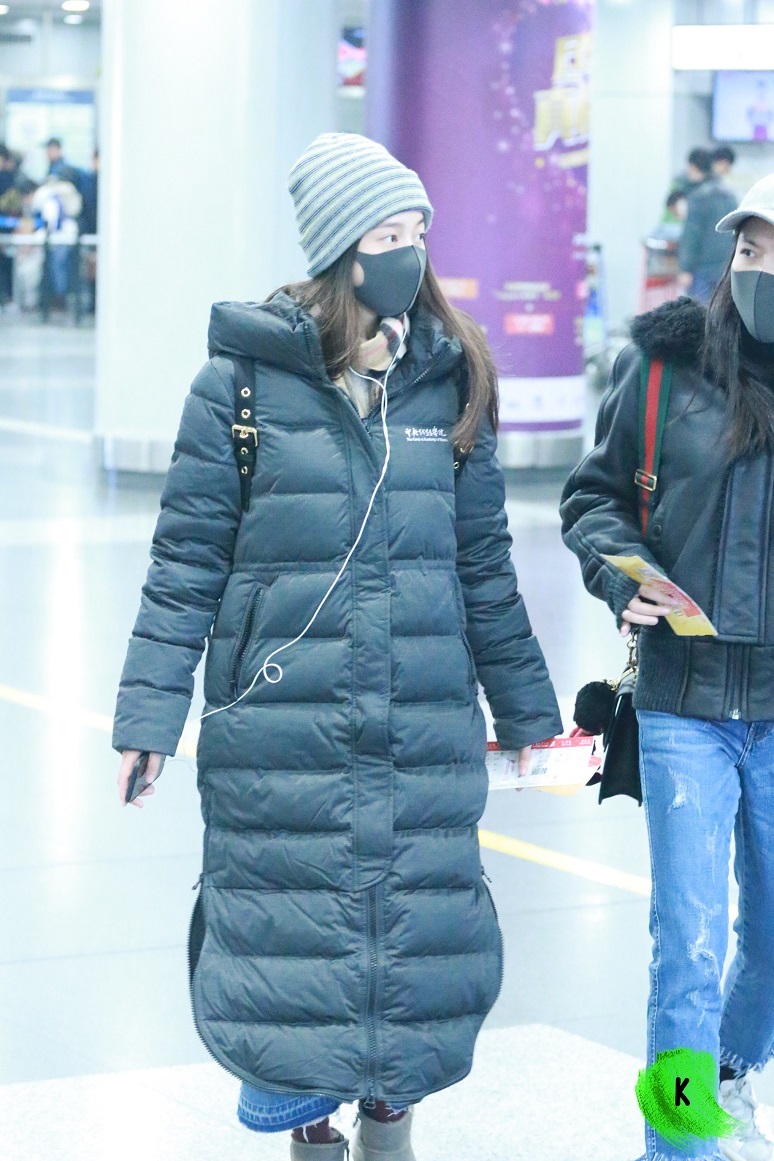 组图:画风清奇!张雪迎穿中戏羽绒服现身机场_高清图集_新浪网