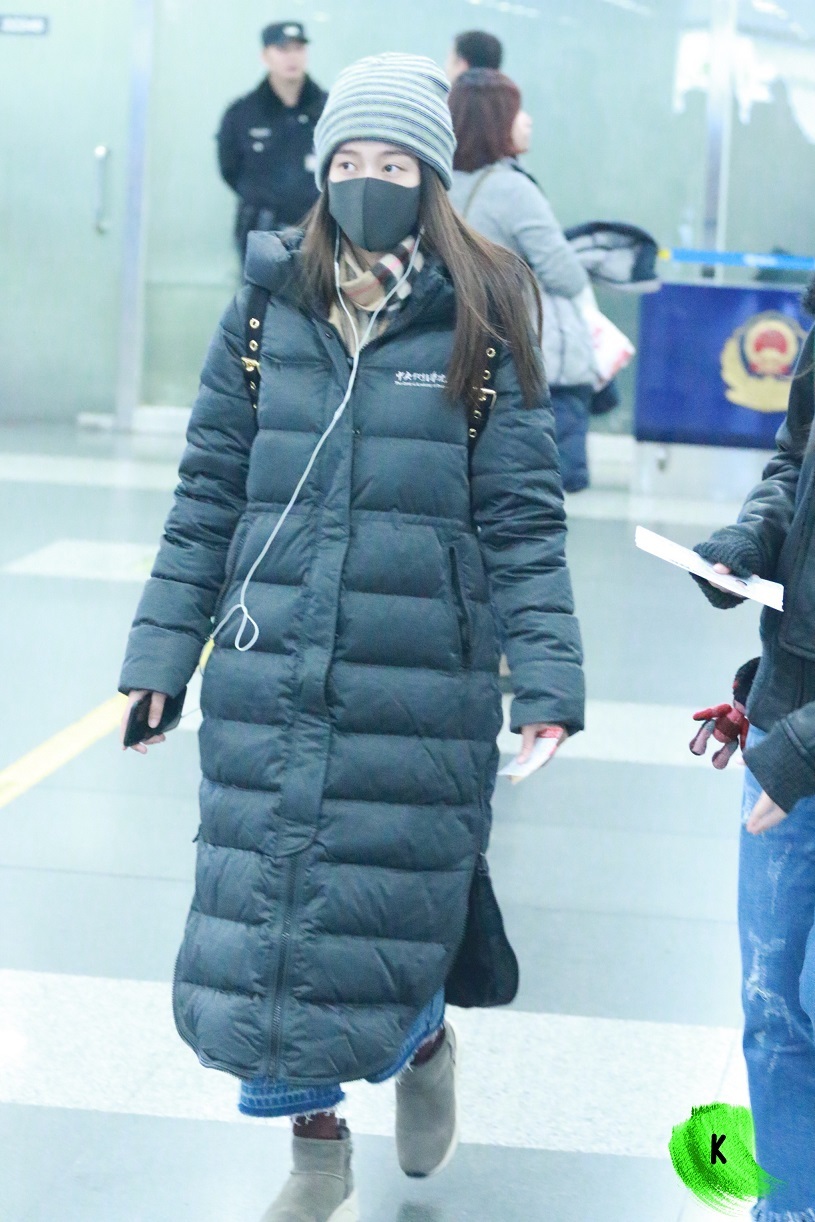 组图:画风清奇!张雪迎穿中戏羽绒服现身机场_高清图集_新浪网