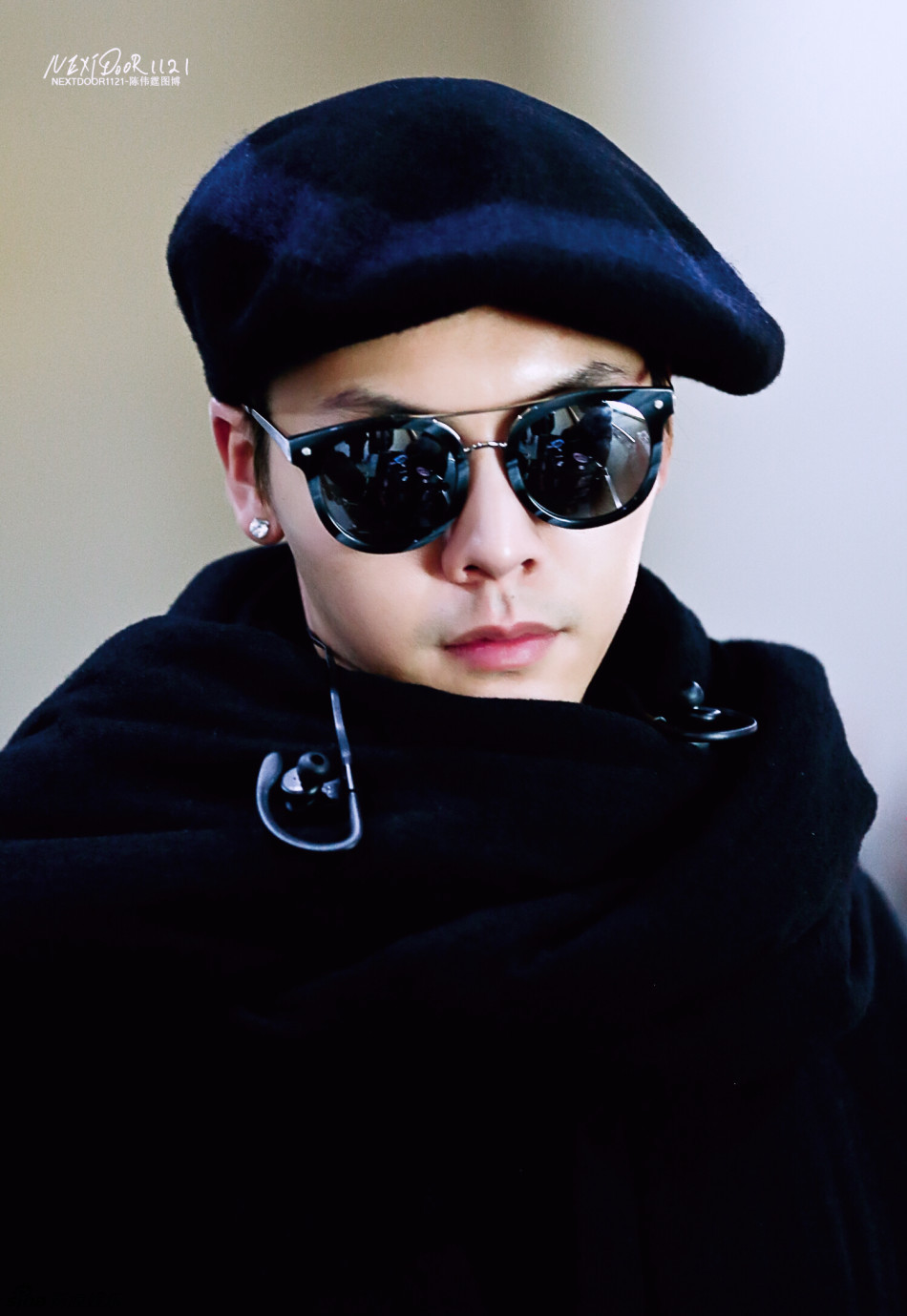 陈伟霆一身黑现身机场