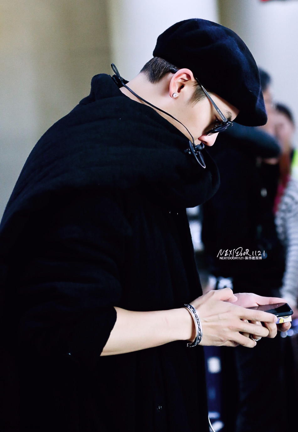 陈伟霆一身黑现身机场