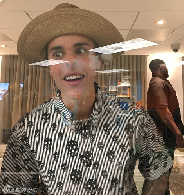 比伯为逗小朋友开心卖萌做鬼脸