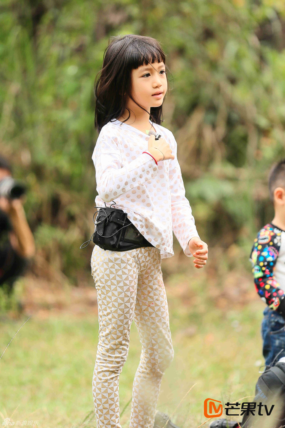 组图:张伦硕喂食考拉 眼神怜爱父女关系亲密_高清图集_新浪网