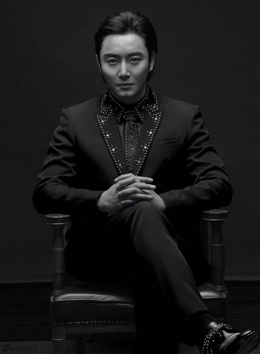 在最新曝光的照片中,李东学无论是身穿复古西装,还