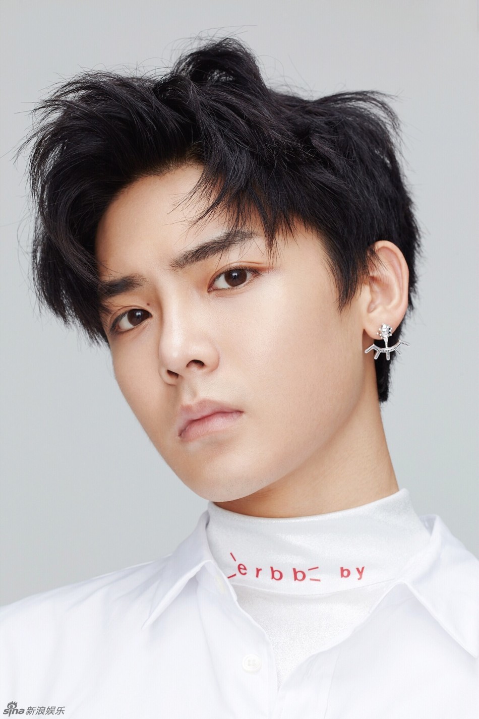 组图:侯明昊前卫造型彰显混搭魅力 少年感十足_高清图集_新浪网