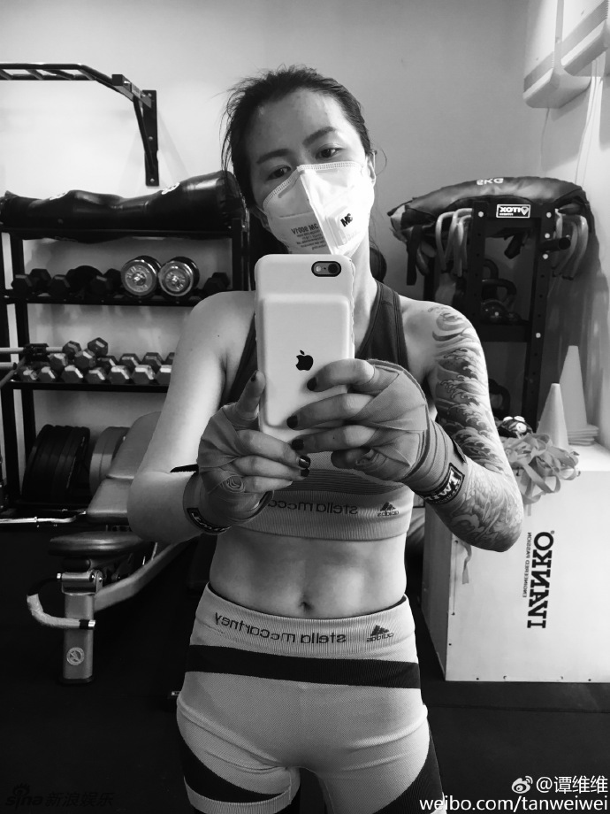 谭维维戴防霾口罩健身
