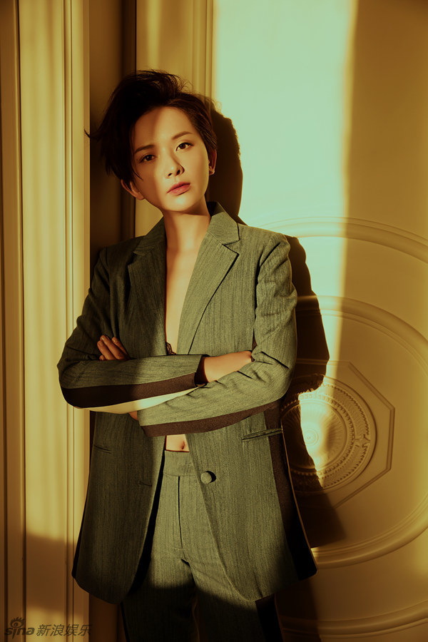 李依玲举手投足流露无尽诱惑