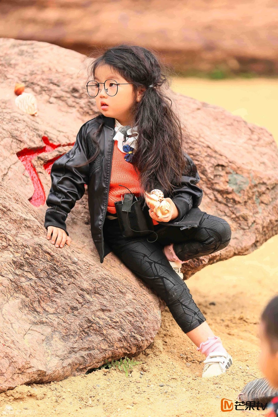 新浪娱乐讯 阿拉蕾在董力怀里撒娇流泪的样子让人超心疼,董爸爸蹲在一