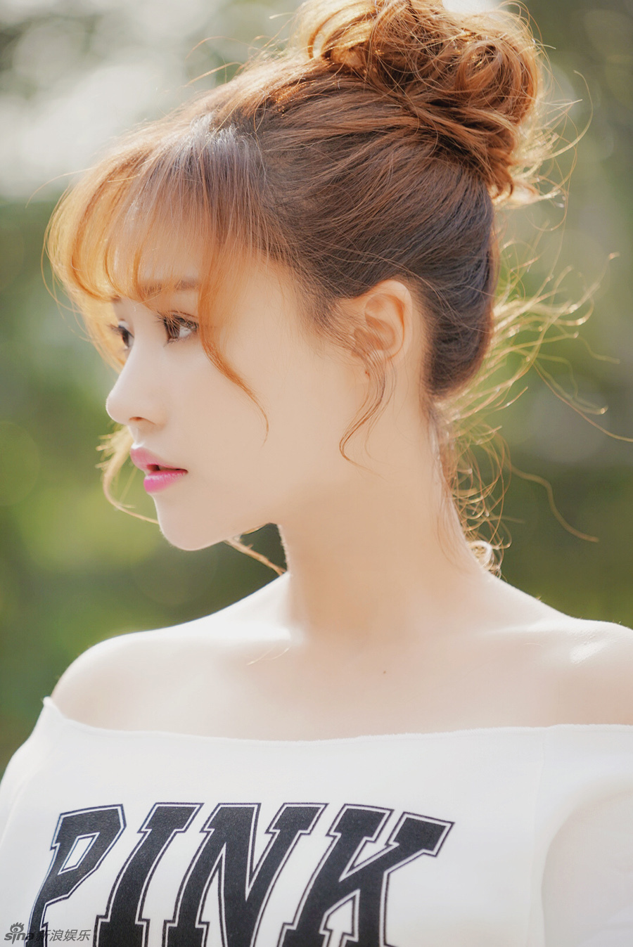 组图:蓝格写真尽显阳光甜美 莞尔浅笑清新袭人