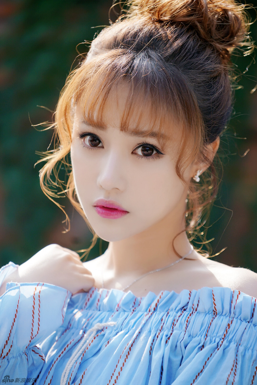 06 11:09:42 猜你喜欢 5 / 8 新浪娱乐讯 近日,新人演员蓝格发布一组