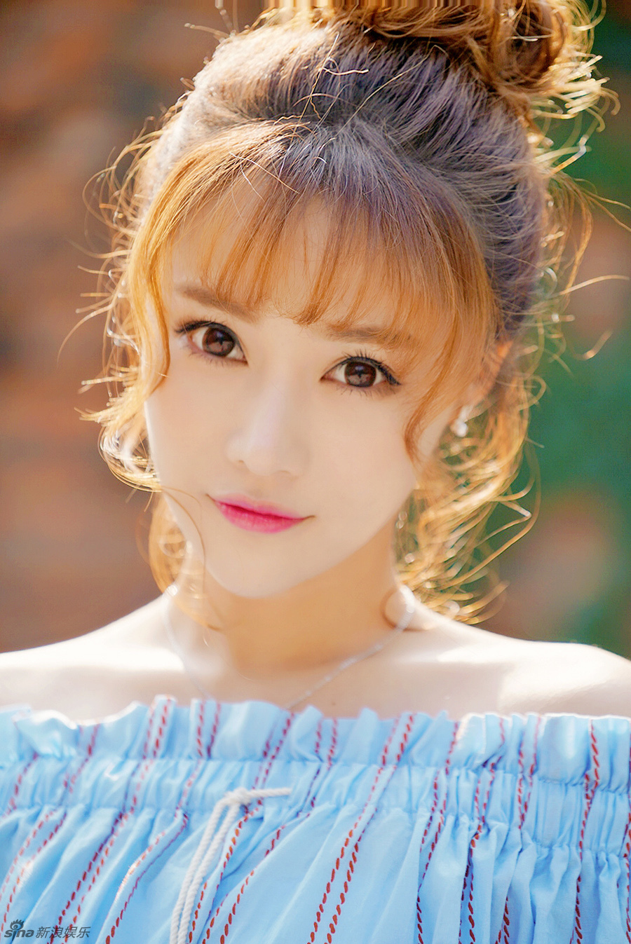 组图:蓝格写真尽显阳光甜美 莞尔浅笑清新袭人_高清图集_新浪网