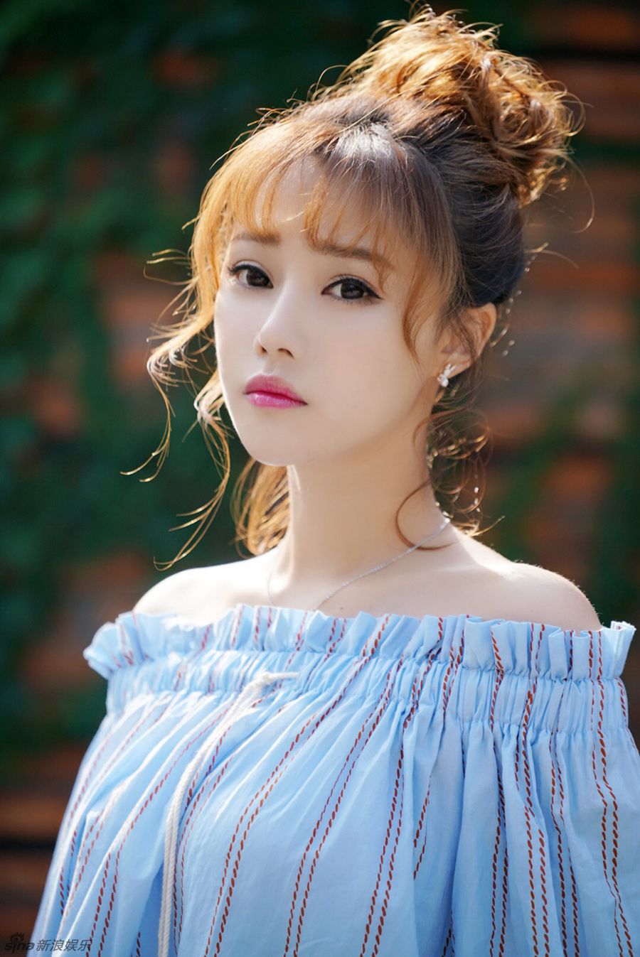 组图:蓝格写真尽显阳光甜美 莞尔浅笑清新袭人_高清图集_新浪网